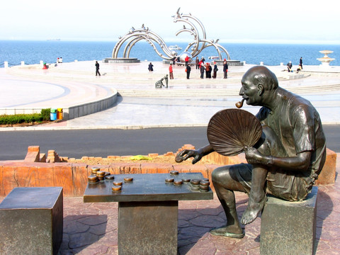 海之韵广场雕塑 下象棋老人