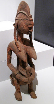 表情肃穆的母亲 非洲雕刻