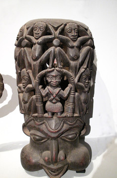 雕像顶盔式面具 非洲雕刻