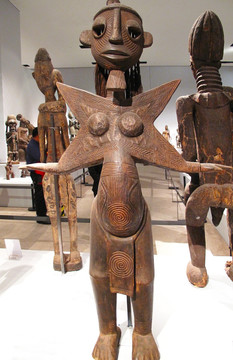 双臂微张的女神 非洲雕刻