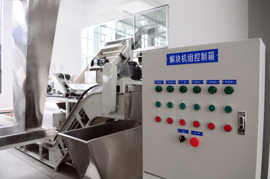 红茶生产自动化之解块机组
