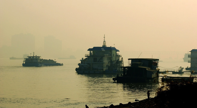 武汉市汉口江滩雾霾天气