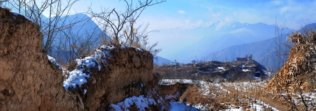 汶川萝卜寨土墙瑞雪全景