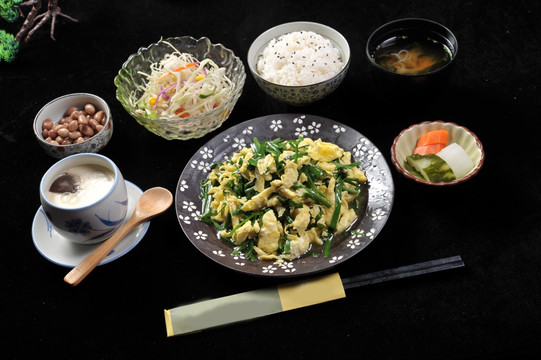 韭菜炒鸡蛋套餐饭