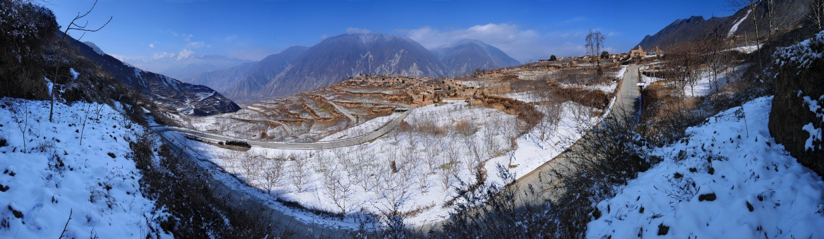 汶川萝卜寨瑞雪田园全景图