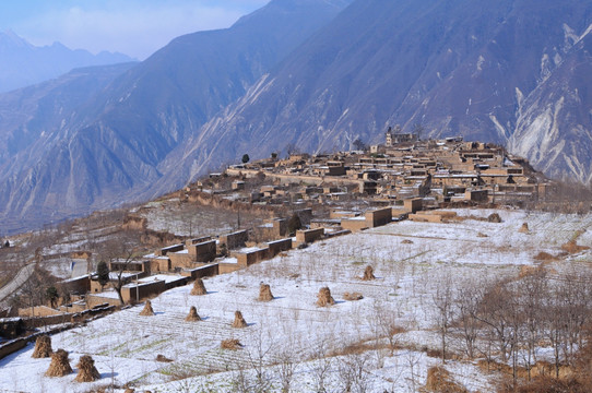 汶川萝卜寨雪景