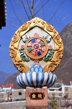 甘堡藏寨藏八宝彩绘浮雕