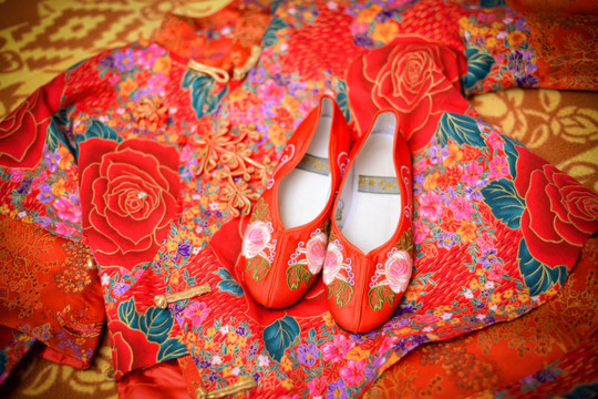 中式结婚绣花鞋