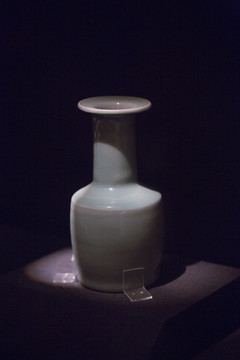 龙泉窑青釉盘口瓶