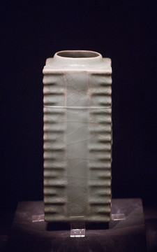 龙泉窑青釉琮式瓶