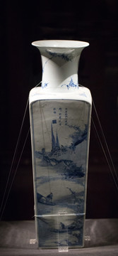 青花山水人物图方瓶