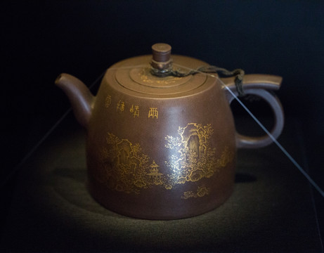 宜兴窑“阿曼陀室”款紫砂描金山水纹茶壶