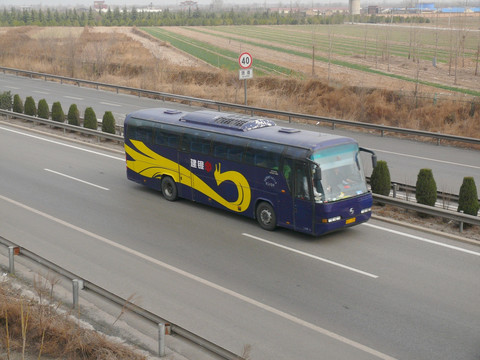 高速路上公共汽车