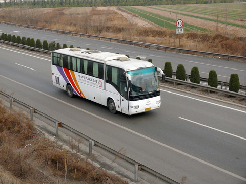 高速路上公共汽车