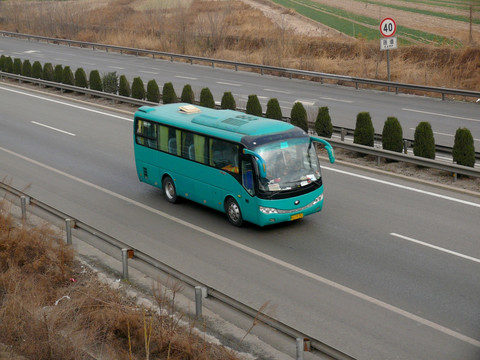 高速路上公共汽车