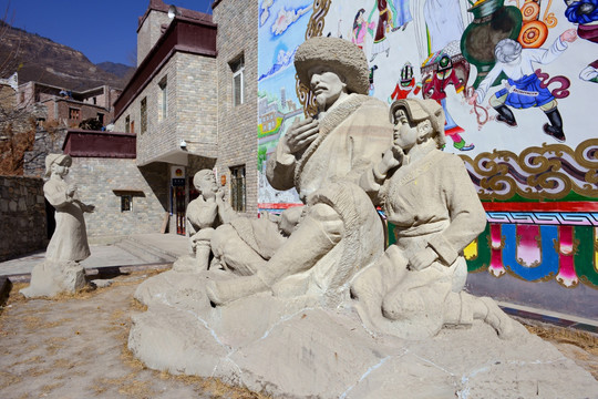 甘堡藏寨藏族风情雕塑