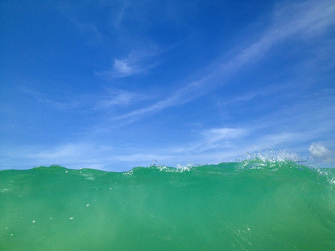 蓝天下碧绿海水