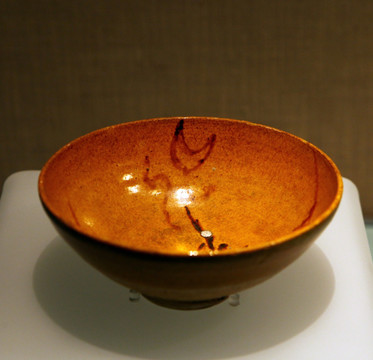 黄釉彩绘月影梅纹碗