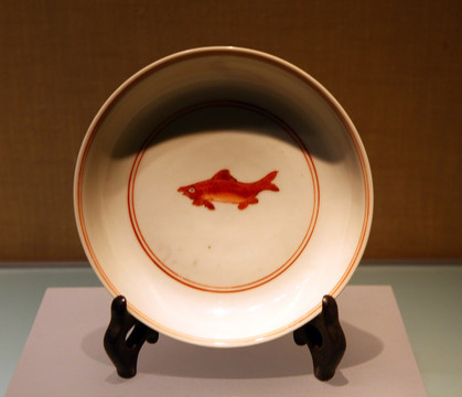 白釉红彩鱼纹盘