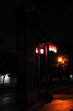 清华坊牌坊上的红灯笼