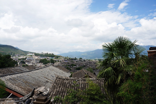 云南丽江屋顶天空