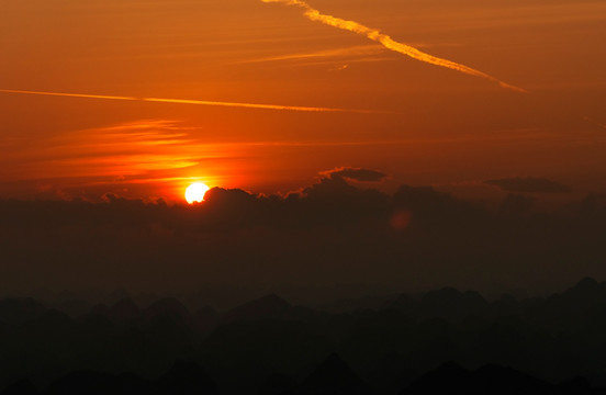 夕阳群山