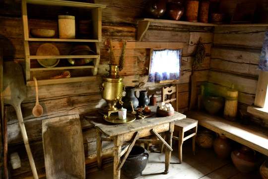 俄罗斯传统木屋的厨房