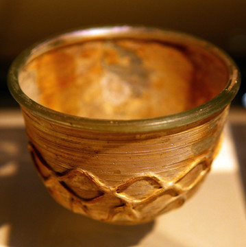 北魏时期网纹玻璃杯