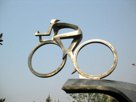 公园骑车人雕塑
