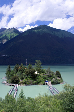 巴松错湖心小岛