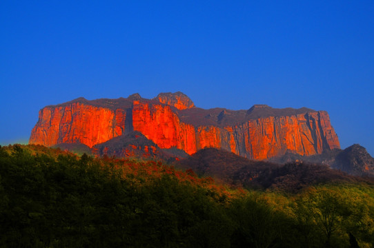 山峦夕照