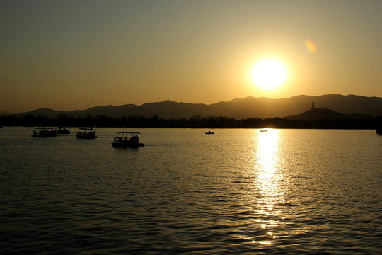 黄昏湖景