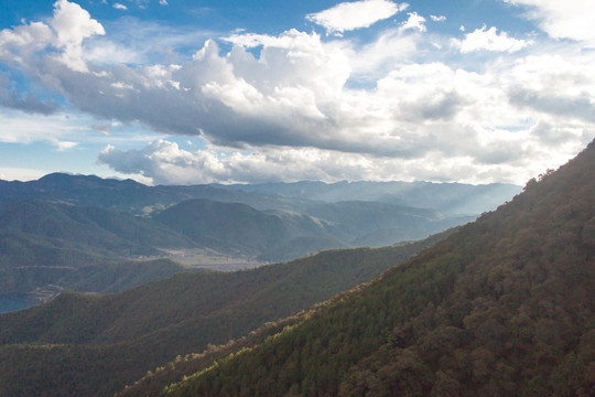 泸沽湖的远山