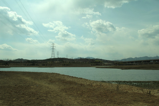 乌云湖边电力塔