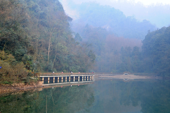 青城山月沉湖景观