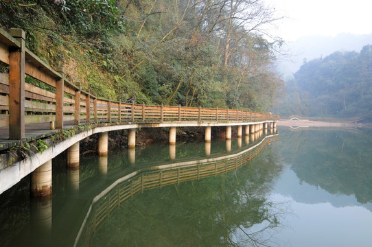 青城山月沉湖游道