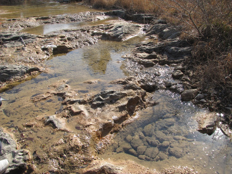 冬日山溪水