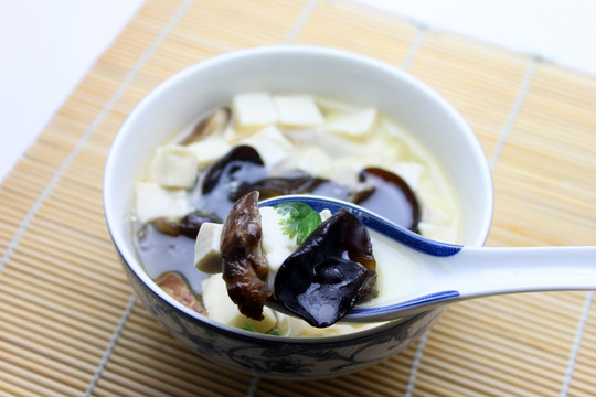 冬菇木耳豆腐汤