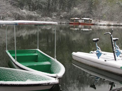 水上公园雪中的游船