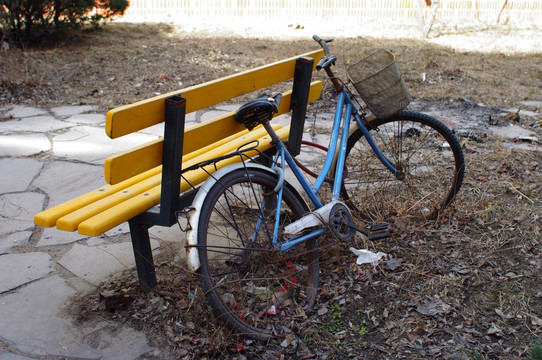 自行车和长凳
