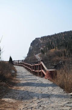 崎岖山路