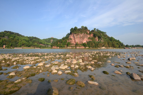 乐山乌尤山岷江河滩