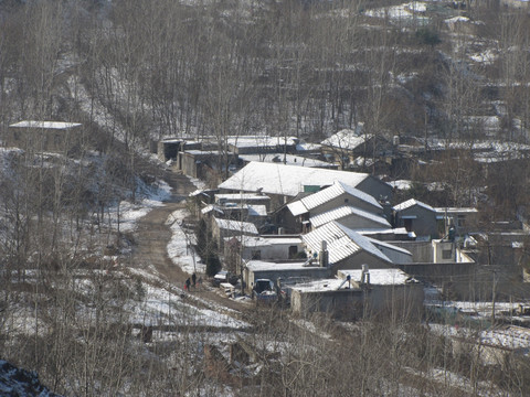雪后山谷村庄