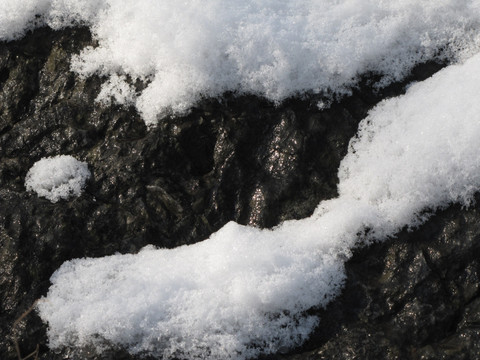 岩石积雪