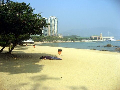 在沙滩上小憇享受香港日光浴