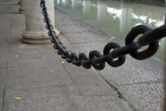 铁链  围栏 河栏