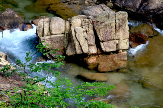 山野石涧水潺潺