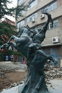 勇士骑射雕塑