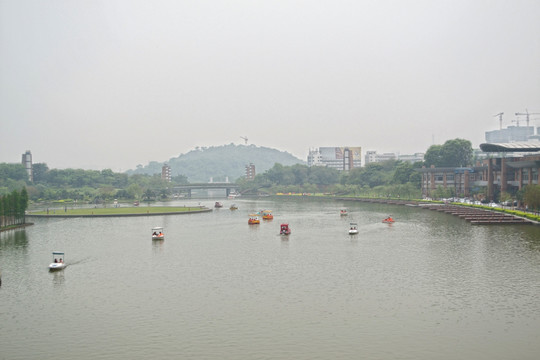 湖水 湖泊 游船  休闲 蓝天