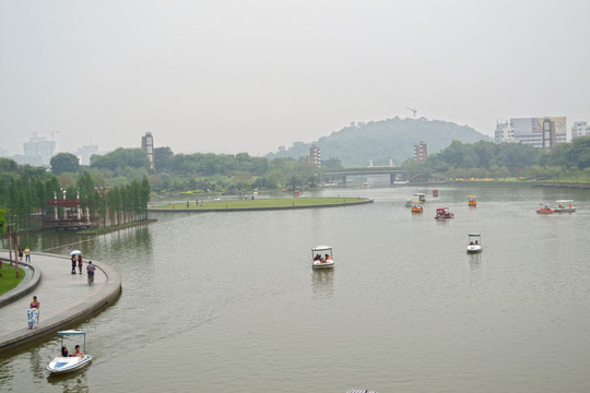 湖水 湖泊 游船  休闲 蓝天
